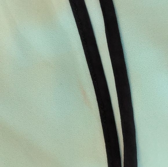 Flowy Strappy V-Neck Top - Picture 5 of 5